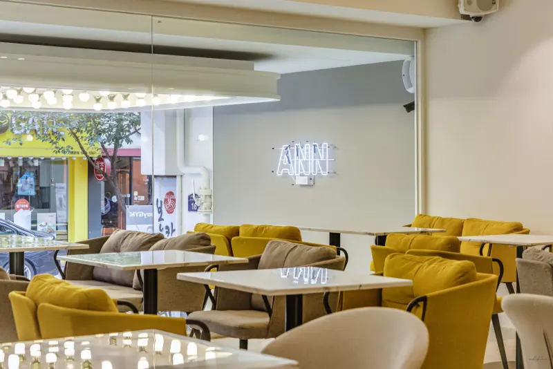 머스타드 소파가 포인트인 밝은 감성 카페